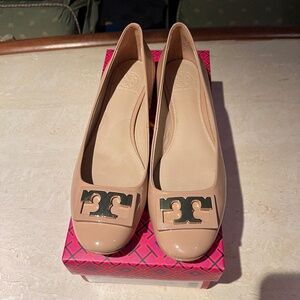 Tory Burch Gigi Pump in Tory Beige soft patent, size 7M